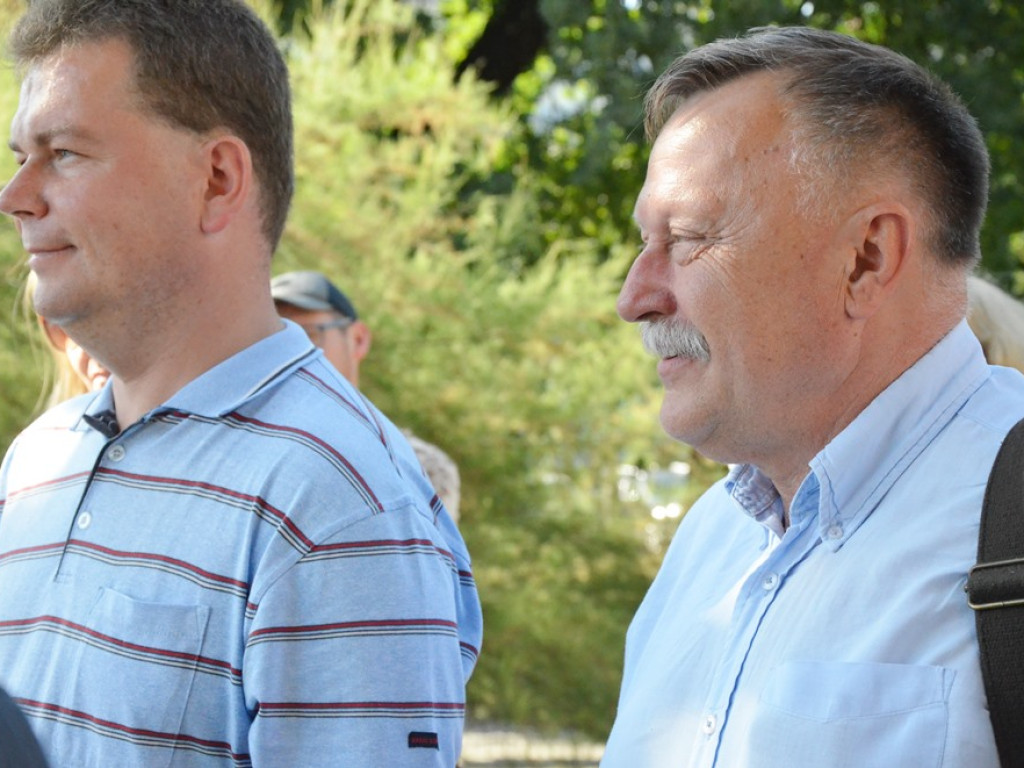 Huczne imieniny Jana z Głogowa. Dąb zasadzony, kwiaty pod pomnikiem złożone