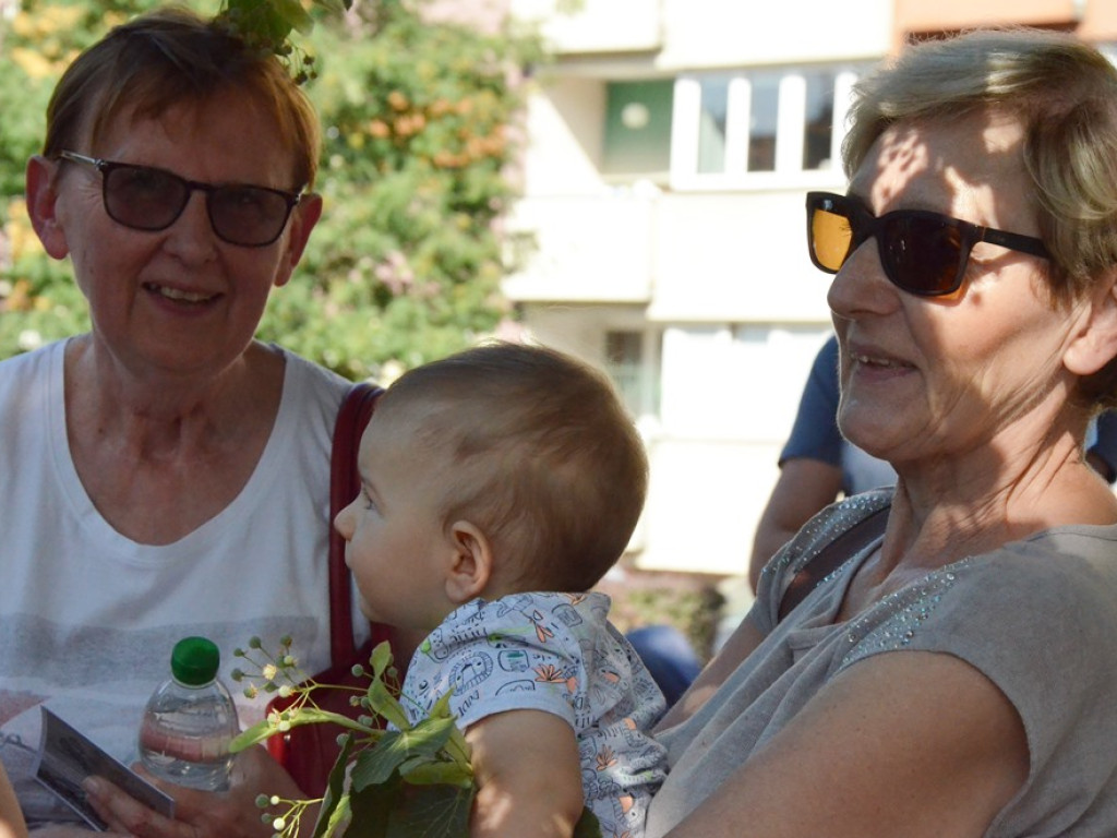 Huczne imieniny Jana z Głogowa. Dąb zasadzony, kwiaty pod pomnikiem złożone