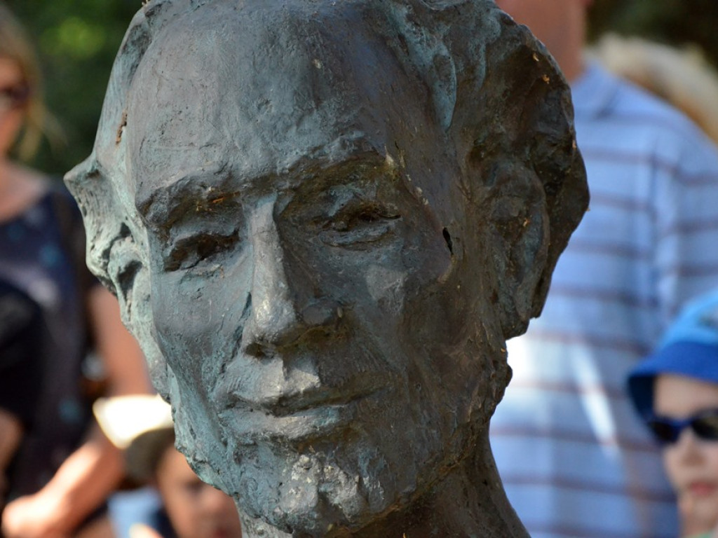 Huczne imieniny Jana z Głogowa. Dąb zasadzony, kwiaty pod pomnikiem złożone