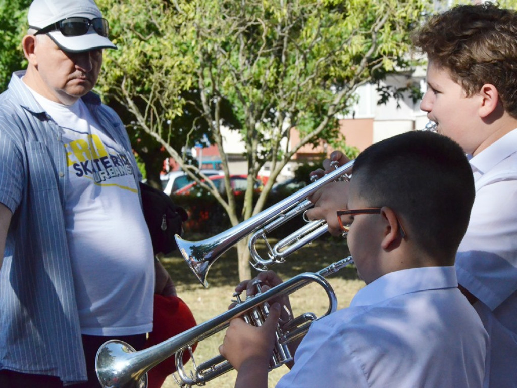 Huczne imieniny Jana z Głogowa. Dąb zasadzony, kwiaty pod pomnikiem złożone