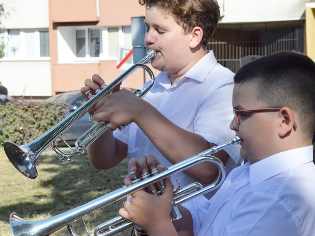 Huczne imieniny Jana z Głogowa. Dąb zasadzony, kwiaty pod pomnikiem złożone