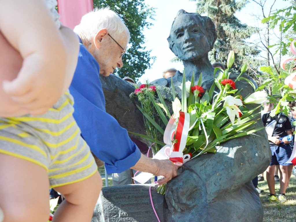 Huczne imieniny Jana z Głogowa. Dąb zasadzony, kwiaty pod pomnikiem złożone