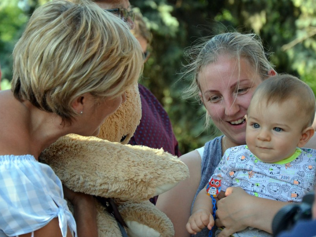 Huczne imieniny Jana z Głogowa. Dąb zasadzony, kwiaty pod pomnikiem złożone