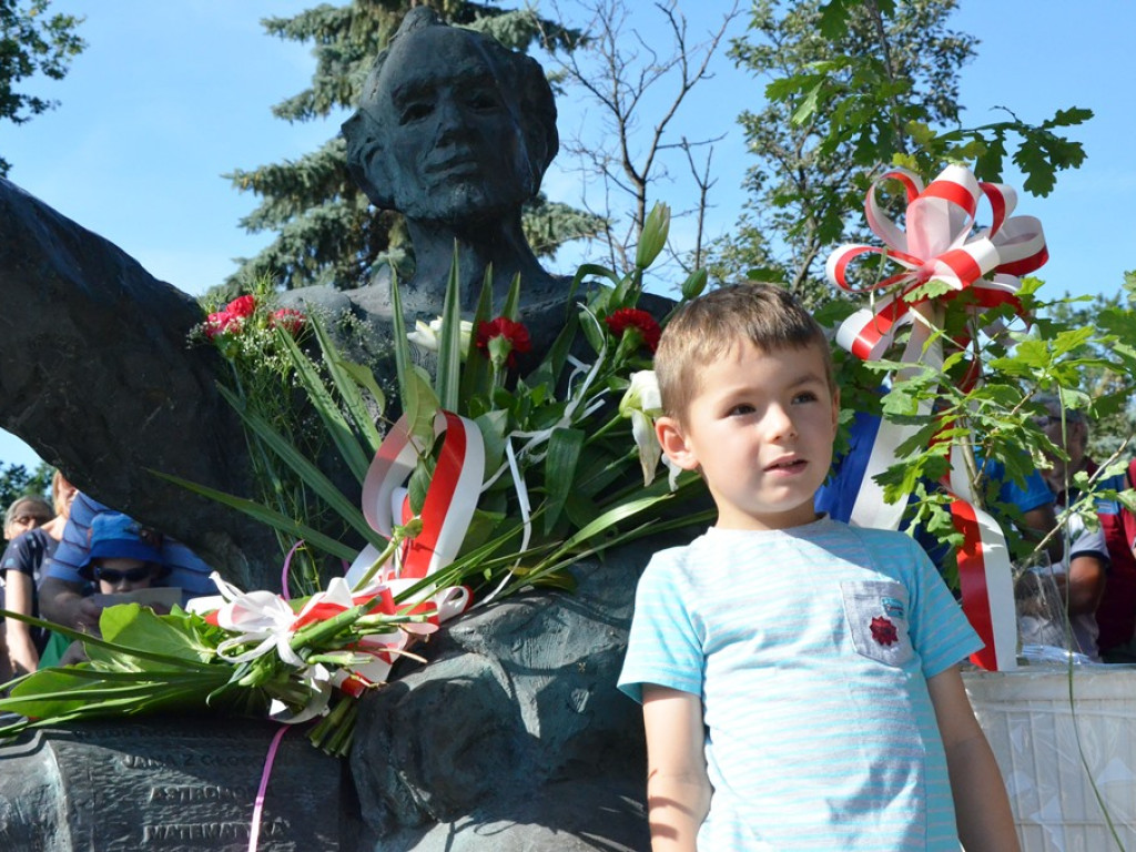 Huczne imieniny Jana z Głogowa. Dąb zasadzony, kwiaty pod pomnikiem złożone