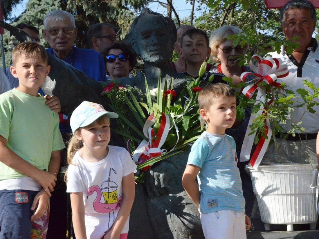 Huczne imieniny Jana z Głogowa. Dąb zasadzony, kwiaty pod pomnikiem złożone