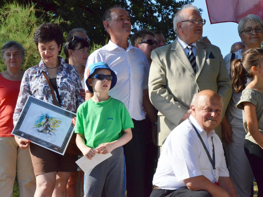 Huczne imieniny Jana z Głogowa. Dąb zasadzony, kwiaty pod pomnikiem złożone