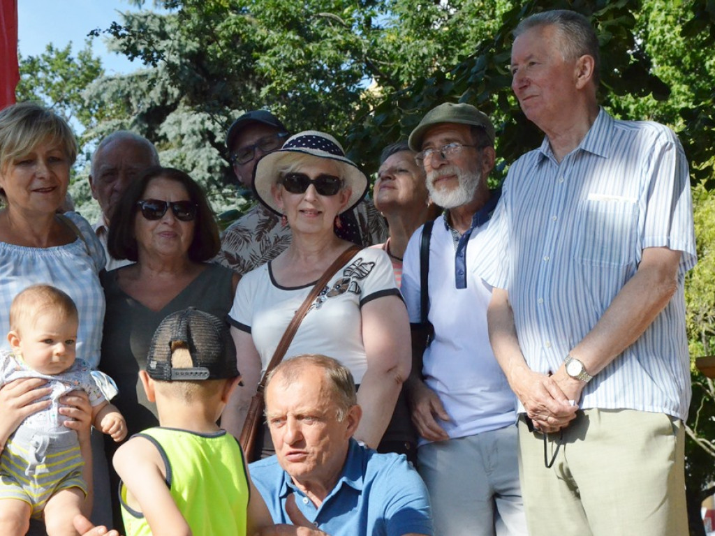 Huczne imieniny Jana z Głogowa. Dąb zasadzony, kwiaty pod pomnikiem złożone