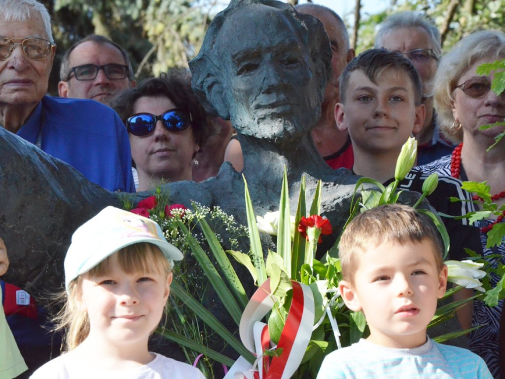 Huczne imieniny Jana z Głogowa. Dąb zasadzony, kwiaty pod pomnikiem złożone