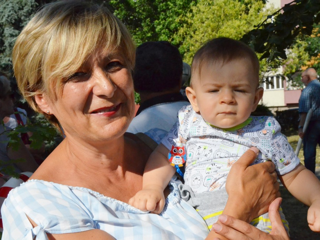 Huczne imieniny Jana z Głogowa. Dąb zasadzony, kwiaty pod pomnikiem złożone