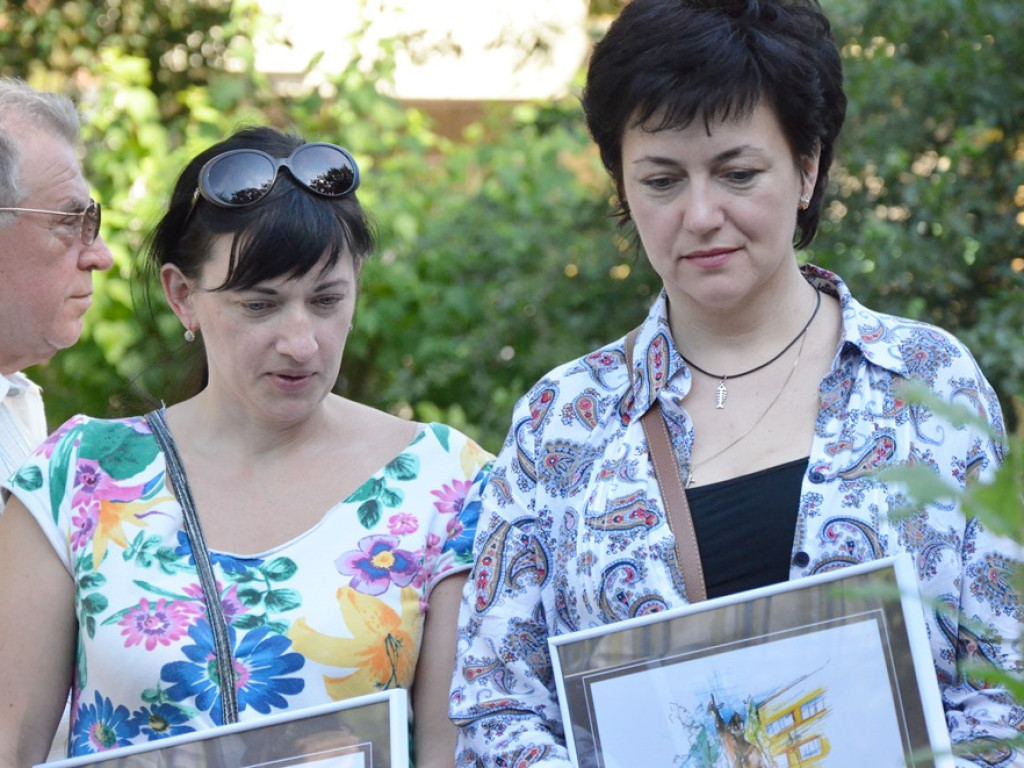 Huczne imieniny Jana z Głogowa. Dąb zasadzony, kwiaty pod pomnikiem złożone