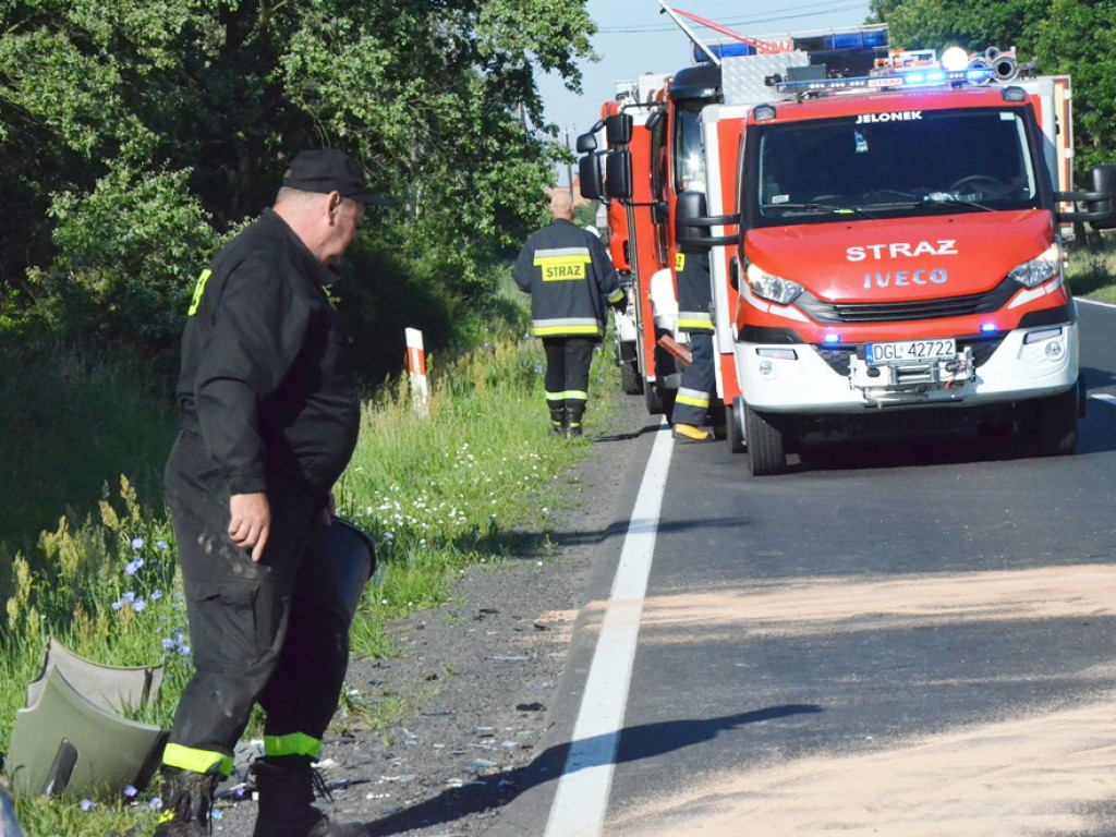 Kolizja trzech aut na krajowej dwunastce za Wilkowem. Dacia wjechała w tira