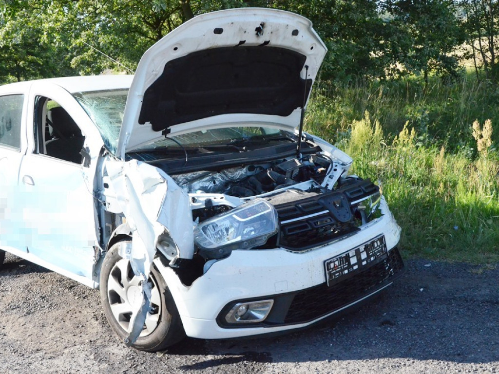 Kolizja trzech aut na krajowej dwunastce za Wilkowem. Dacia wjechała w tira