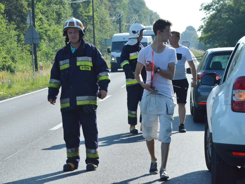 Kolizja trzech aut na krajowej dwunastce za Wilkowem. Dacia wjechała w tira
