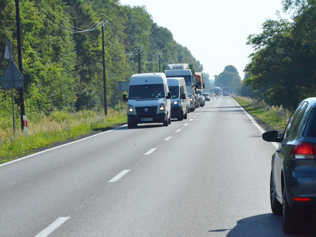Kolizja trzech aut na krajowej dwunastce za Wilkowem. Dacia wjechała w tira