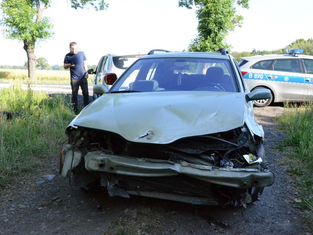 Kolizja trzech aut na krajowej dwunastce za Wilkowem. Dacia wjechała w tira