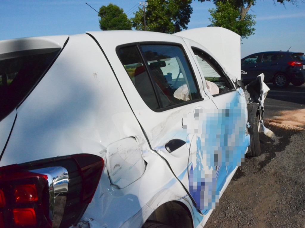 Kolizja trzech aut na krajowej dwunastce za Wilkowem. Dacia wjechała w tira