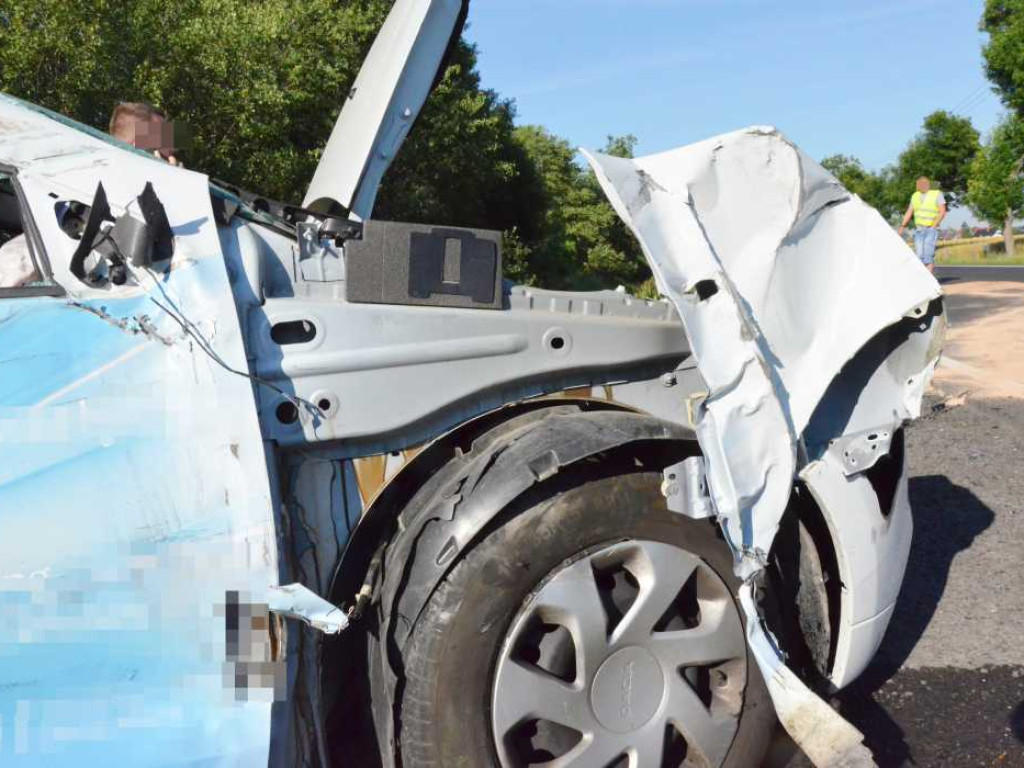 Kolizja trzech aut na krajowej dwunastce za Wilkowem. Dacia wjechała w tira