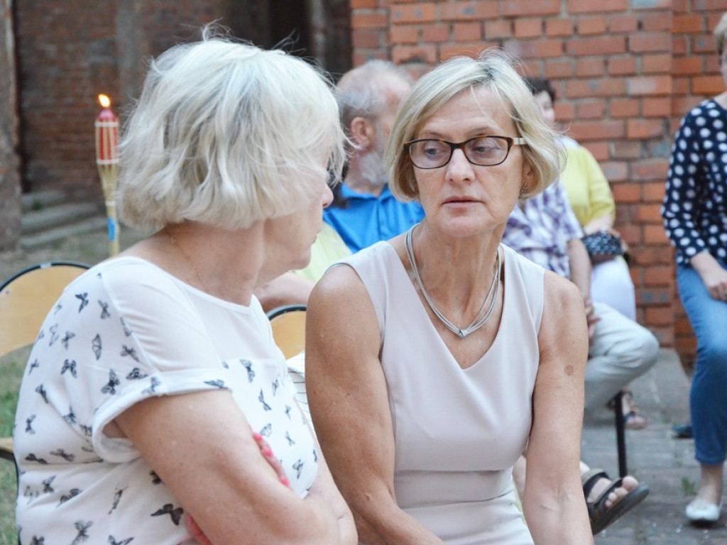 Poezja ubrana w dźwięki Elżbiety Adamiak. Artystyczna dusza w ruinach kościoła św. Mikołaja