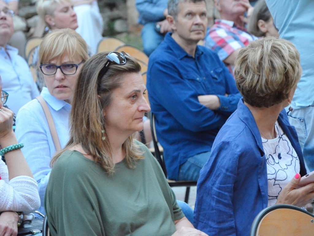 Poezja ubrana w dźwięki Elżbiety Adamiak. Artystyczna dusza w ruinach kościoła św. Mikołaja