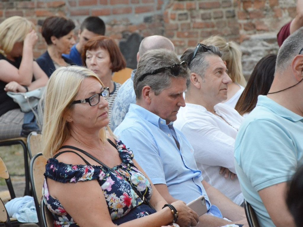 Poezja ubrana w dźwięki Elżbiety Adamiak. Artystyczna dusza w ruinach kościoła św. Mikołaja
