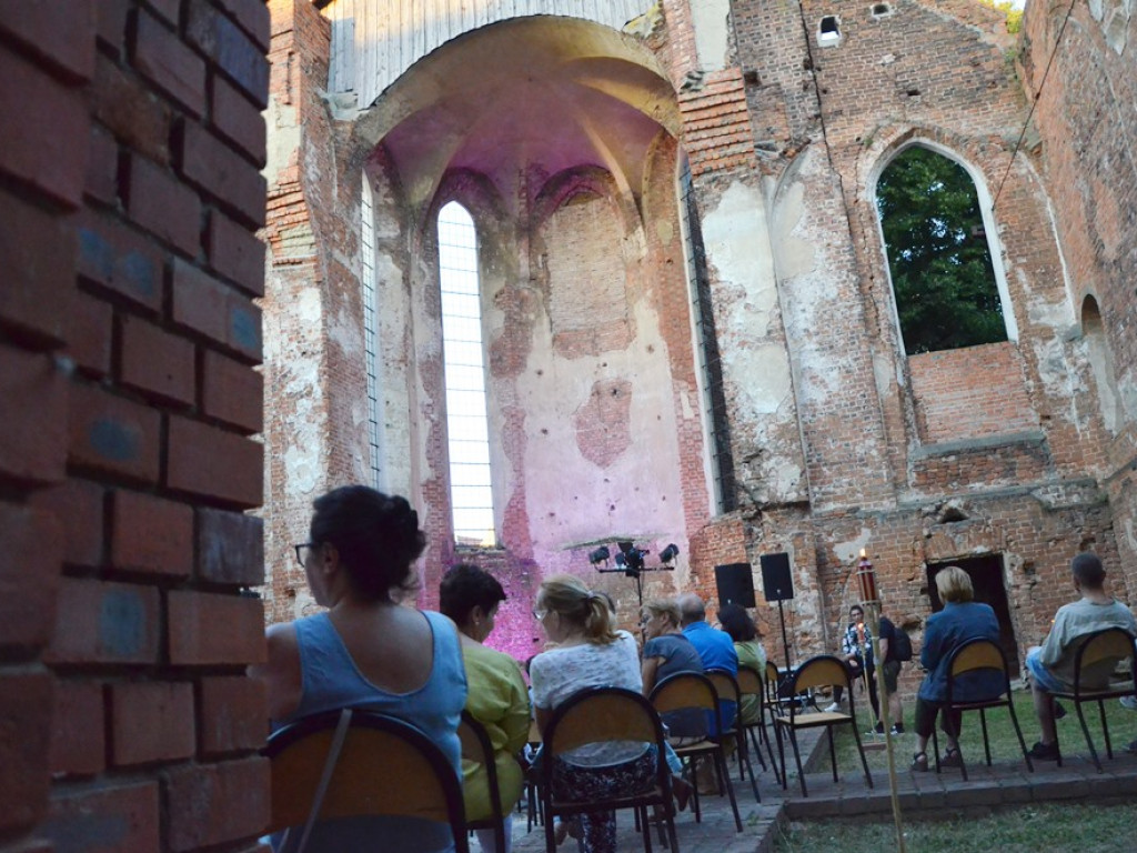 Poezja ubrana w dźwięki Elżbiety Adamiak. Artystyczna dusza w ruinach kościoła św. Mikołaja