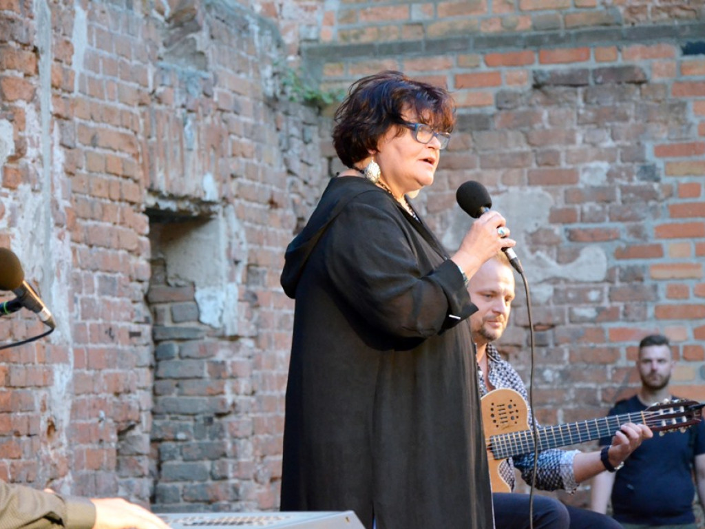 Poezja ubrana w dźwięki Elżbiety Adamiak. Artystyczna dusza w ruinach kościoła św. Mikołaja