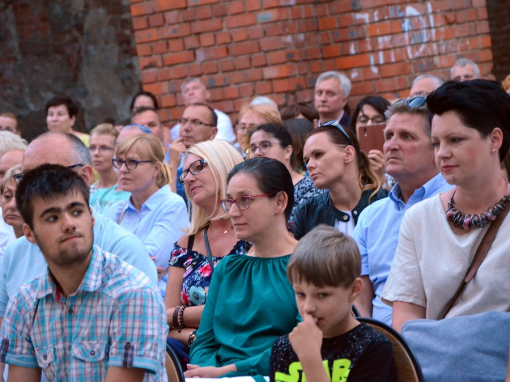 Poezja ubrana w dźwięki Elżbiety Adamiak. Artystyczna dusza w ruinach kościoła św. Mikołaja