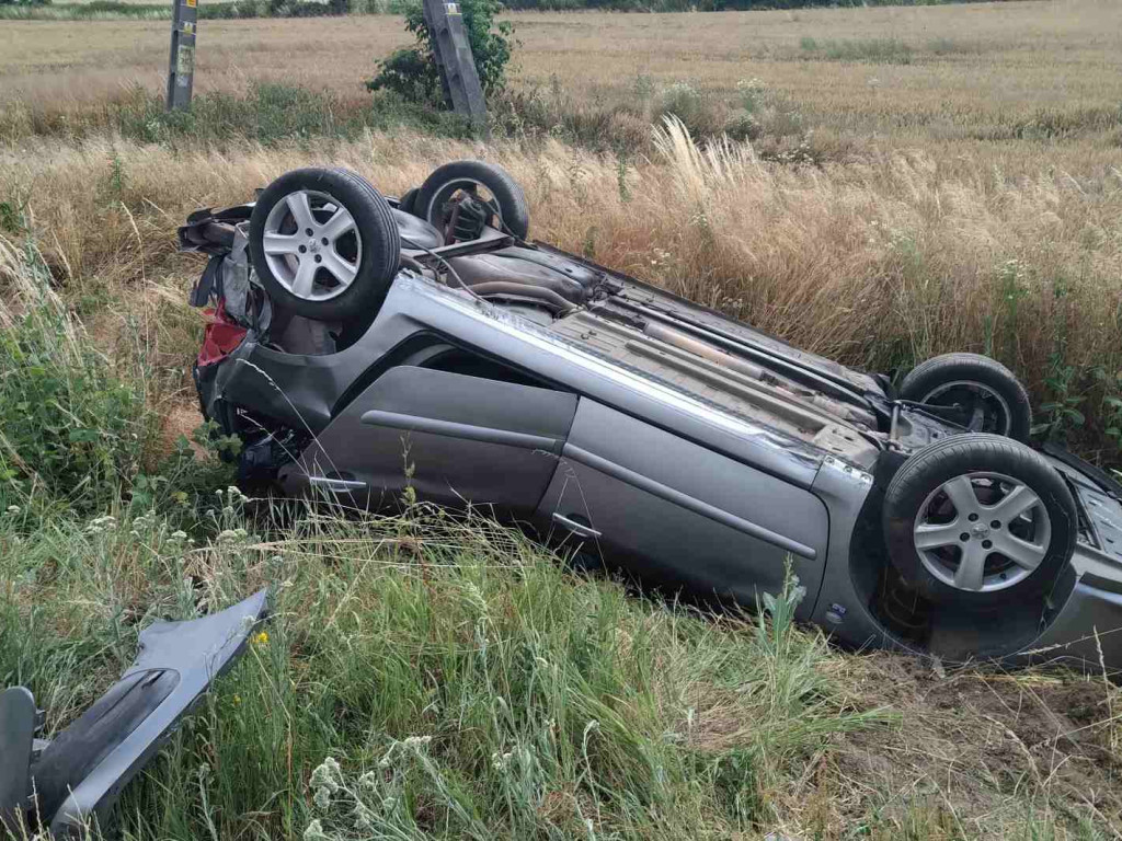 Dachowanie w rowie! Uderzył busem w osobówkę. W szpitalu jest matka, córka i babcia