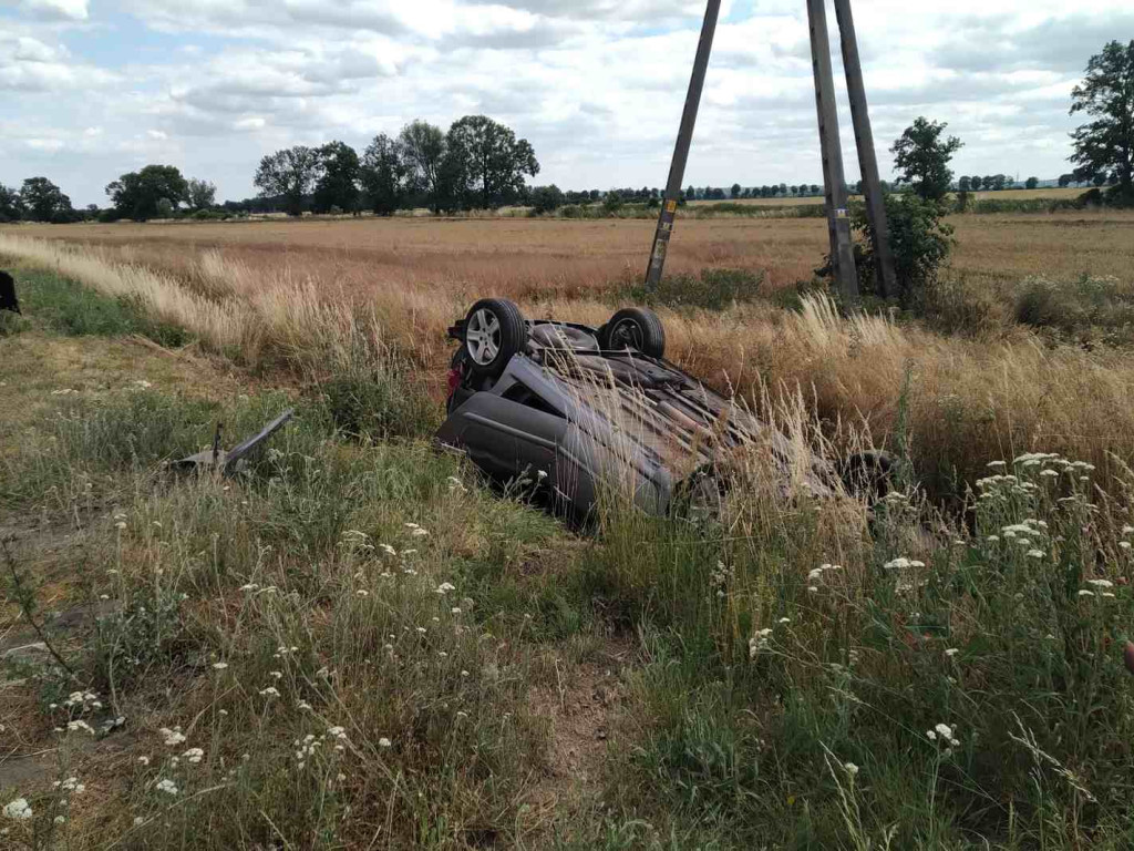 Dachowanie w rowie! Uderzył busem w osobówkę. W szpitalu jest matka, córka i babcia