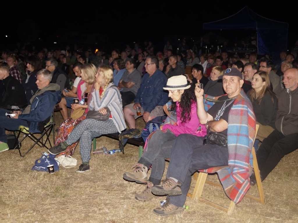 Pod rozgwieżdżonym niebem koncert dał wieloletni przyjaciel grochowickiej polany Mirosław Czyżykiewicz