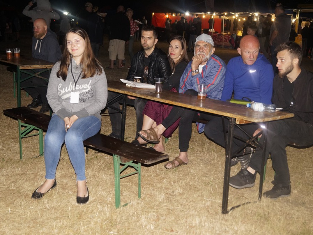Pod rozgwieżdżonym niebem koncert dał wieloletni przyjaciel grochowickiej polany Mirosław Czyżykiewicz