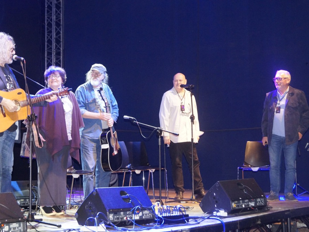 Pod rozgwieżdżonym niebem koncert dał wieloletni przyjaciel grochowickiej polany Mirosław Czyżykiewicz