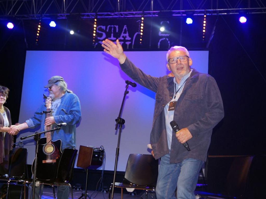 Pod rozgwieżdżonym niebem koncert dał wieloletni przyjaciel grochowickiej polany Mirosław Czyżykiewicz