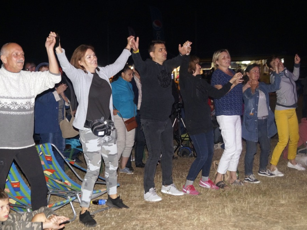 Pod rozgwieżdżonym niebem koncert dał wieloletni przyjaciel grochowickiej polany Mirosław Czyżykiewicz