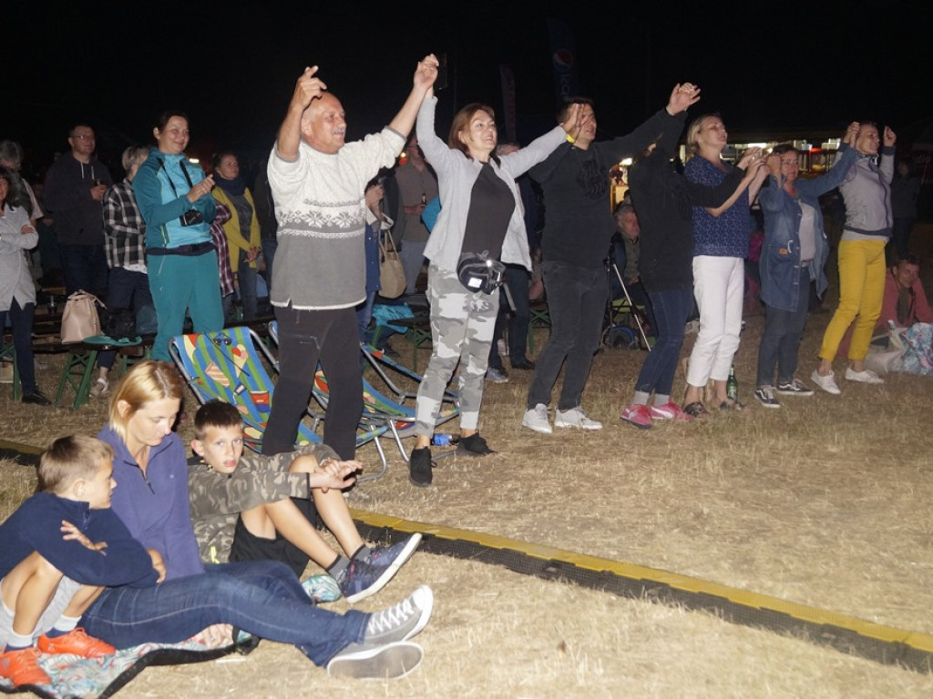 Pod rozgwieżdżonym niebem koncert dał wieloletni przyjaciel grochowickiej polany Mirosław Czyżykiewicz