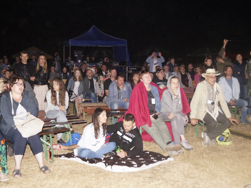 Pod rozgwieżdżonym niebem koncert dał wieloletni przyjaciel grochowickiej polany Mirosław Czyżykiewicz