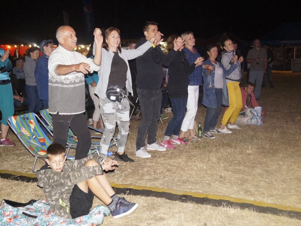 Pod rozgwieżdżonym niebem koncert dał wieloletni przyjaciel grochowickiej polany Mirosław Czyżykiewicz