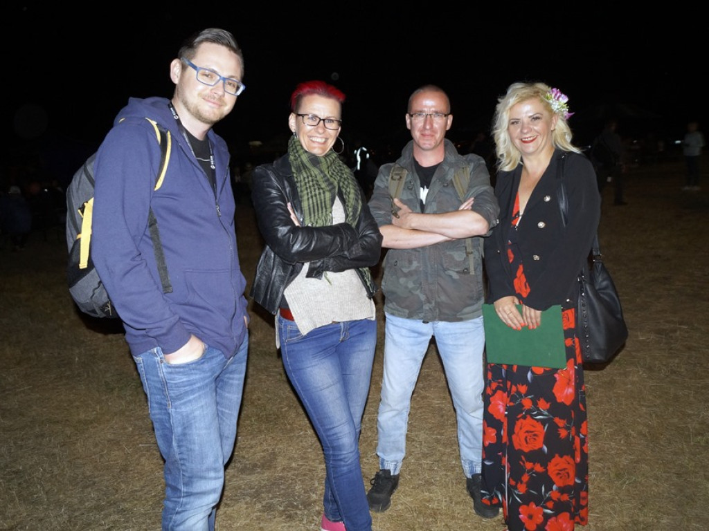 Pod rozgwieżdżonym niebem koncert dał wieloletni przyjaciel grochowickiej polany Mirosław Czyżykiewicz