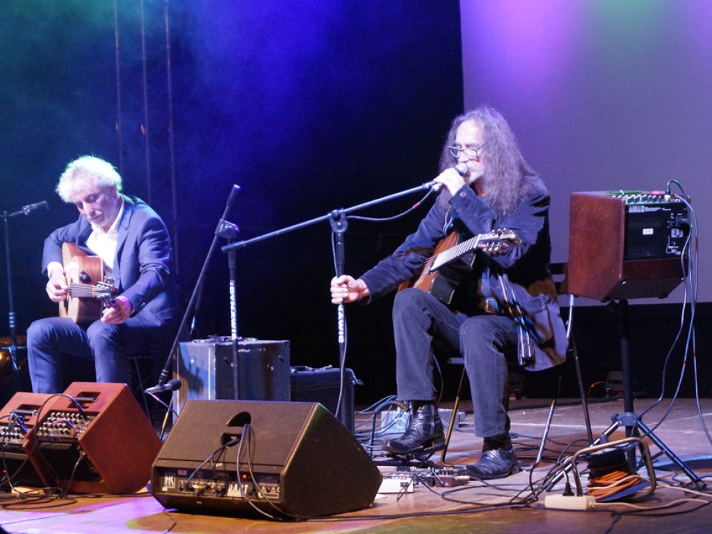 Pod rozgwieżdżonym niebem koncert dał wieloletni przyjaciel grochowickiej polany Mirosław Czyżykiewicz