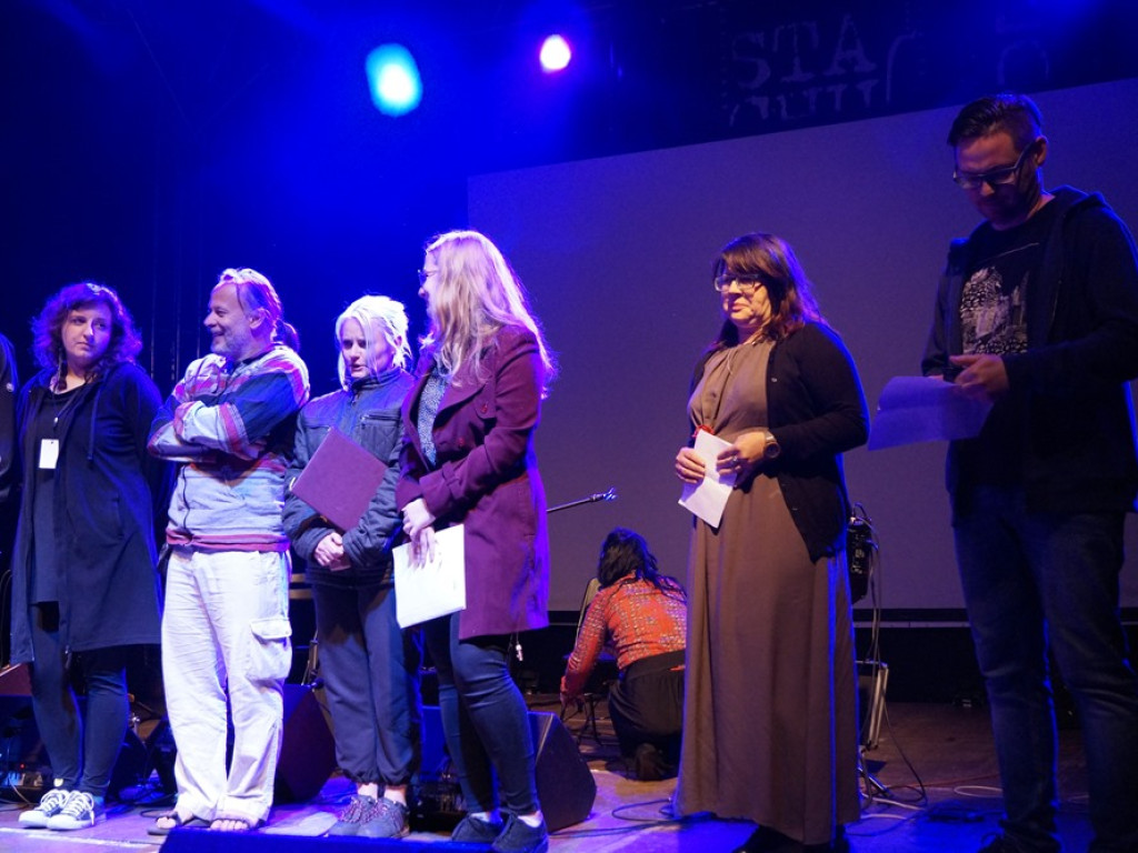 Pod rozgwieżdżonym niebem koncert dał wieloletni przyjaciel grochowickiej polany Mirosław Czyżykiewicz