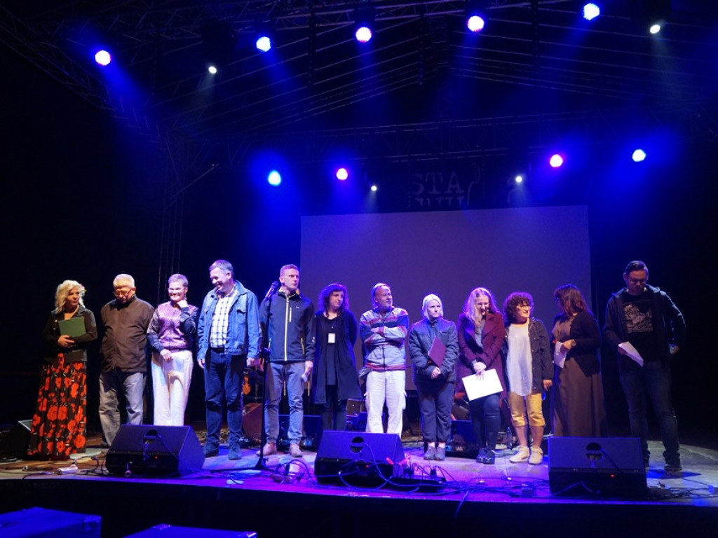 Pod rozgwieżdżonym niebem koncert dał wieloletni przyjaciel grochowickiej polany Mirosław Czyżykiewicz