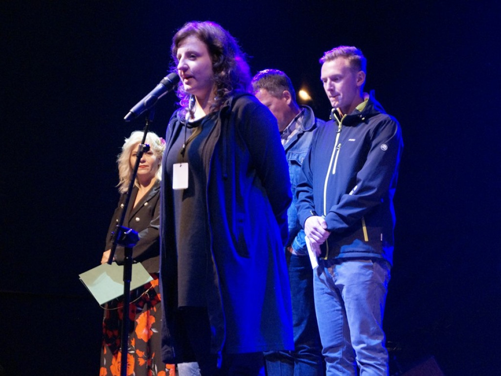 Pod rozgwieżdżonym niebem koncert dał wieloletni przyjaciel grochowickiej polany Mirosław Czyżykiewicz