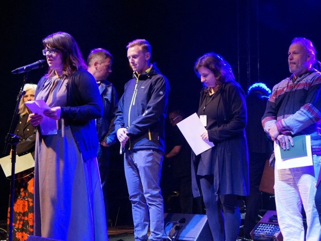 Pod rozgwieżdżonym niebem koncert dał wieloletni przyjaciel grochowickiej polany Mirosław Czyżykiewicz