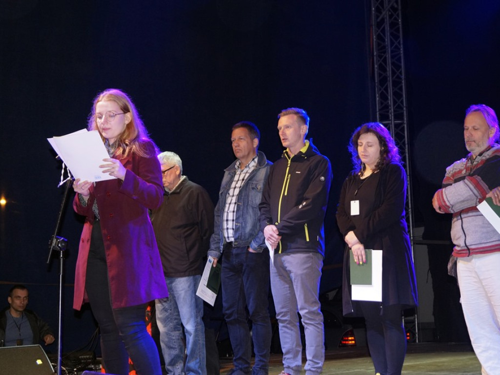 Pod rozgwieżdżonym niebem koncert dał wieloletni przyjaciel grochowickiej polany Mirosław Czyżykiewicz