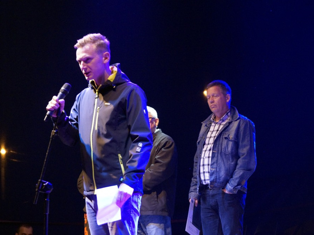 Pod rozgwieżdżonym niebem koncert dał wieloletni przyjaciel grochowickiej polany Mirosław Czyżykiewicz