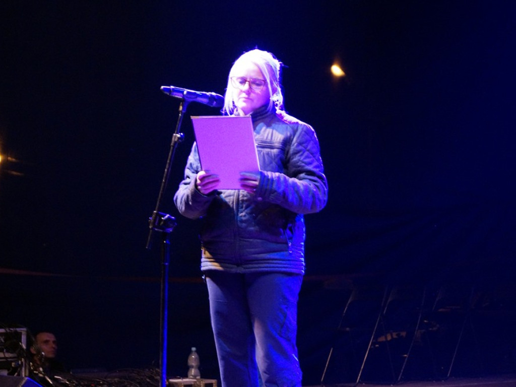 Pod rozgwieżdżonym niebem koncert dał wieloletni przyjaciel grochowickiej polany Mirosław Czyżykiewicz