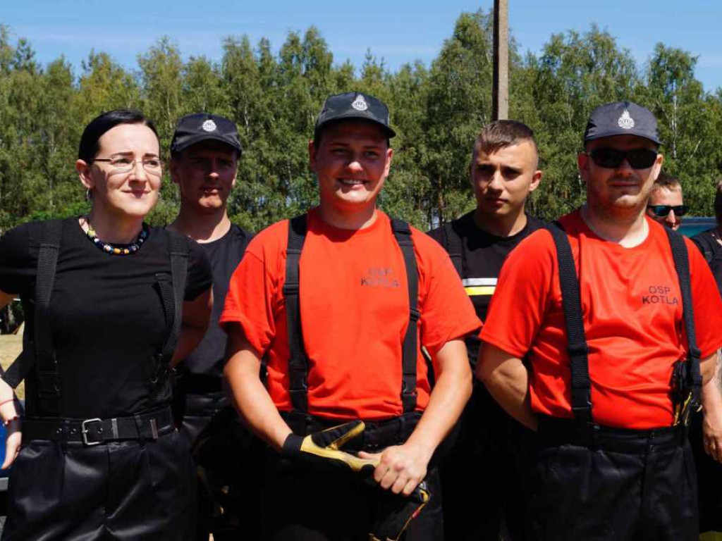 Pot się lał strumieniami ze strażaków, którzy brali udział w turnieju cięcia i rąbania drewna Siekierezada