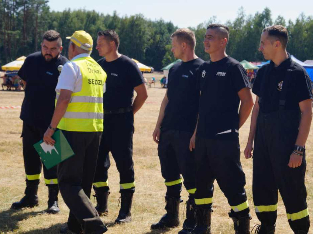 Pot się lał strumieniami ze strażaków, którzy brali udział w turnieju cięcia i rąbania drewna Siekierezada
