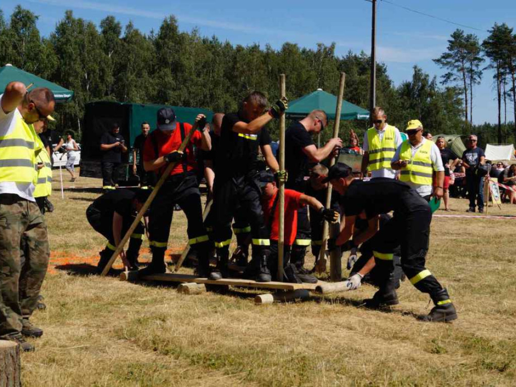 Pot się lał strumieniami ze strażaków, którzy brali udział w turnieju cięcia i rąbania drewna Siekierezada