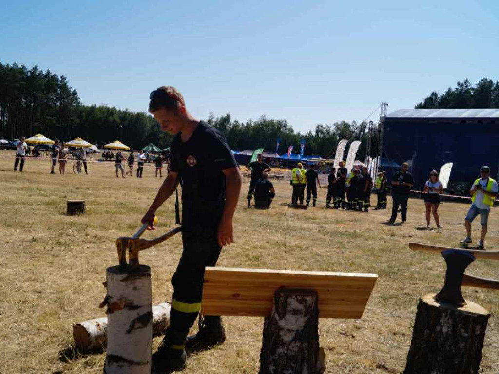 Pot się lał strumieniami ze strażaków, którzy brali udział w turnieju cięcia i rąbania drewna Siekierezada